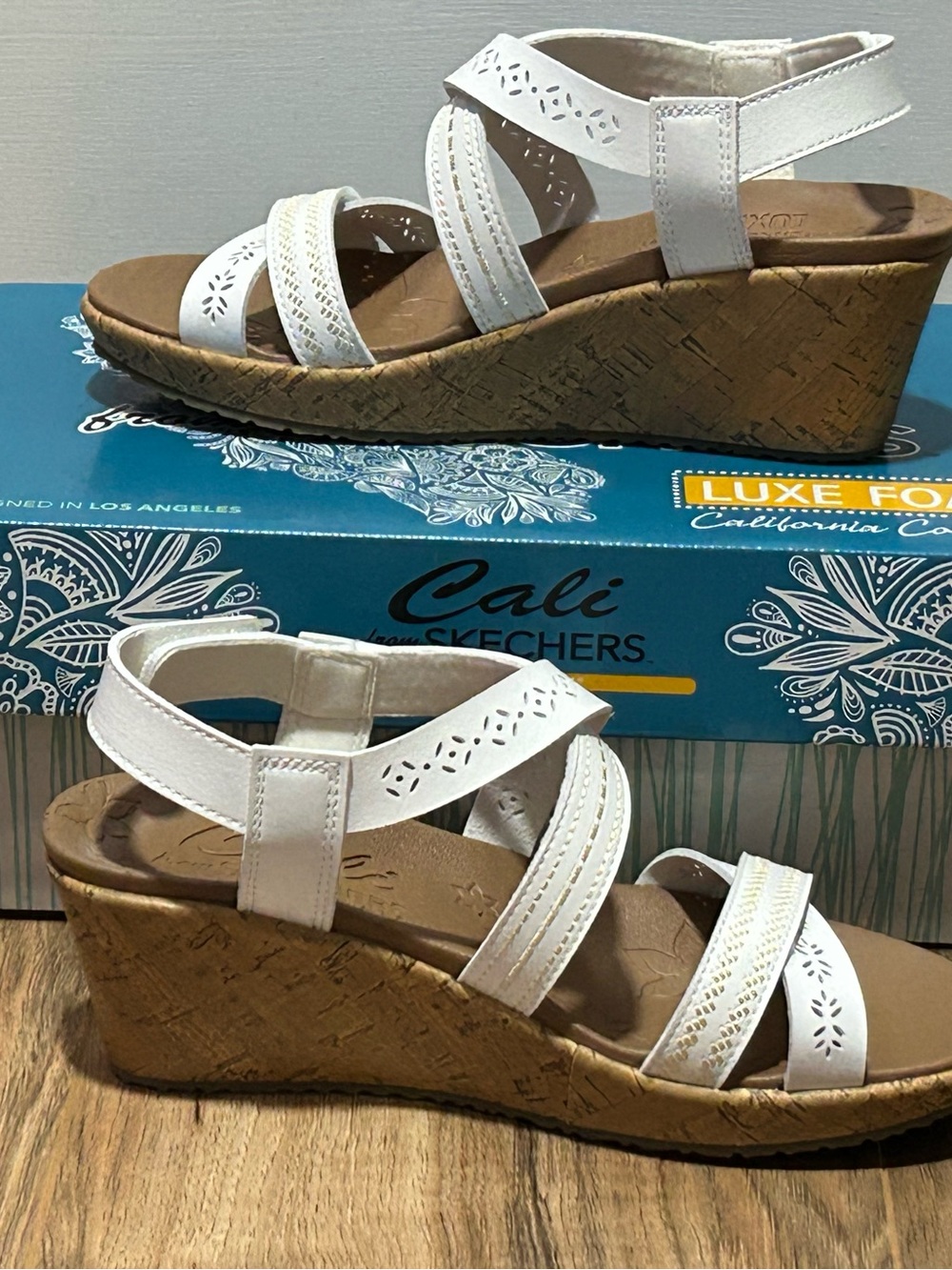Beverlee Delicate Glow Skechers White Strappy Cork-Effect Wedge Sandals Size 6